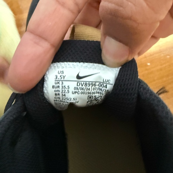 Nike‎ Big Kid Team Hustle D11 Basketball Shoe - Picture 4 of 8